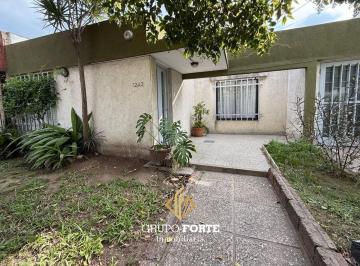 Casa · 121m² · 4 Ambientes · 2 Cocheras · Casa Apto Credito en Venta en Barrio San Francisco