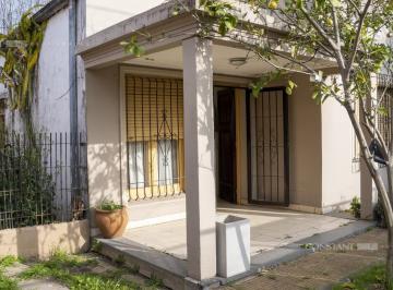 Casa · 82m² · 3 Ambientes · 2 Cocheras · Casa de 2 Dorm. Sobre Lote de 10x60 en La Plata