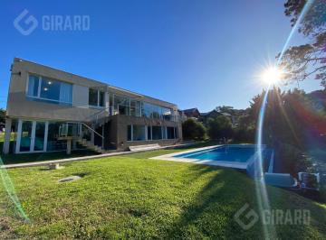 Casa · 275m² · 5 Ambientes · Moderna Casa en Venta en Sierra de Los Padres con Pileta