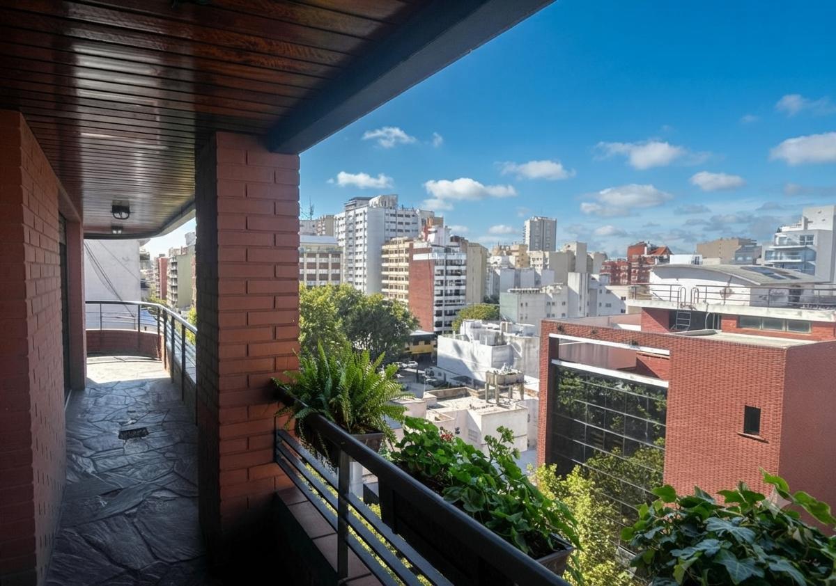 Importante piso en venta zona la perla. Ubicado en piso alto, tiene una superficie total de 155 m2.