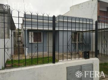 Casa · 141m² · 5 Ambientes · 1 Cochera · Venta de Casa de 5 Ambientes con Patio y Terraza en Bernal Oeste