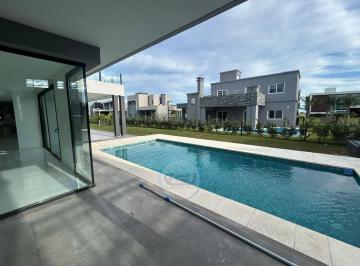 ESV-ESV-1354_2 · Venta Casa 5 Ambientes Piscina a Estrenar en Canning
