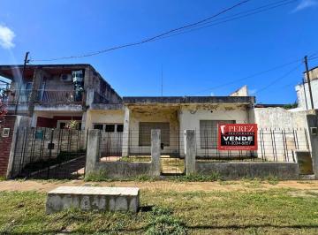 Casa · 90m² · 2 Ambientes · 1 Cochera · Casa en Lote Propio a Reciclar Muy Buena Ubicación