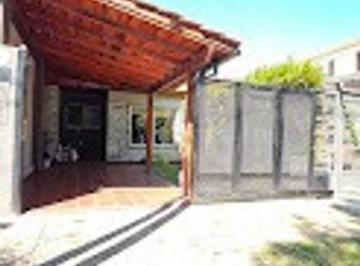 PH · 83m² · 3 Ambientes · 1 Cochera · Alquiler PH Castelar Sur 3 Ambientes, Cercano a La Estación