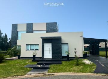 Casa · 330m² · 4 Ambientes · 1 Cochera · Casa con Salida a La Laguna en Venta en San Eliseo Golf