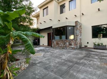 Casa · 240m² · 4 Ambientes · 2 Cocheras · Venta Casa a La Laguna en El Cazal