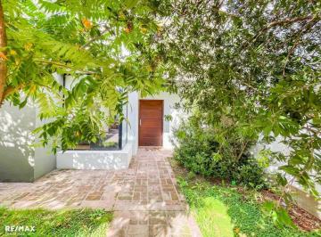Casa · 220m² · 4 Ambientes · 2 Cocheras · Casa en Venta en City Bell – Parque y Pileta