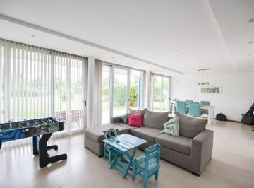 Casa · 142m² · 4 Ambientes · 2 Cocheras · Casa con Parque y Pileta, Barrio El Rodeo