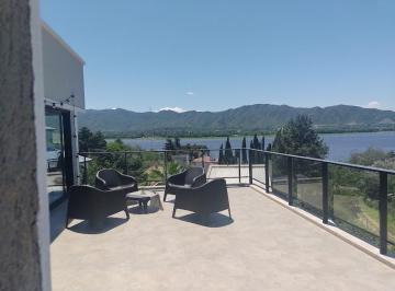 Casa · 300m² · 6 Ambientes · 1 Cochera · Casa en Venta en Villa Parque Siquiman