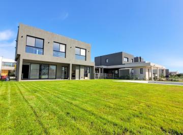 Casa · 153m² · 5 Ambientes · 1 Cochera · Casa en Alquiler de 5 Ambientes en Vistas Puertos
