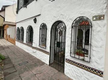 Casa · 60m² · 6 Ambientes · Casa en Venta - 2 Dorm. 1 Baño - 73 m² - Santos Lugares