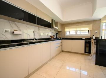 Casa · 330m² · 7 Ambientes · 2 Cocheras · Casa de Categoria en Guadalupe Residencial