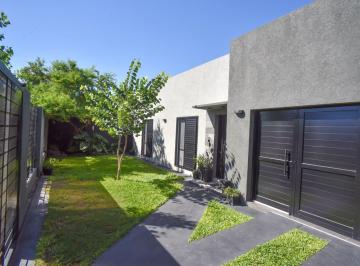 Casa · 165m² · 4 Ambientes · 2 Cocheras · Venta Casa en Arroyo Leyes Km.13