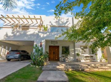 Casa · 292m² · 6 Ambientes · 2 Cocheras · Venta Casa 6 Ambientes en Barrio Weston