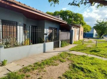 Casa · 130m² · 4 Ambientes · 2 Cocheras · Casa de 4 Amb en Venta Temperley # Apta Credito #