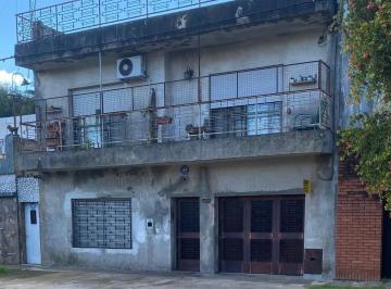 Casa · 247m² · 5 Ambientes · 1 Cochera · Venta Casa 4 Dorm con Local, Terraza y Cochera