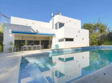 Casa · 296m² · 6 Ambientes · 3 Cocheras · Importante Casa en Venta Boat Center con Amarra