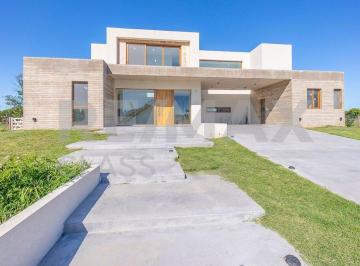 Casa · 294m² · 7 Ambientes · 2 Cocheras · Venta - Casa a Estrenar Frente a La Cancha de Polo