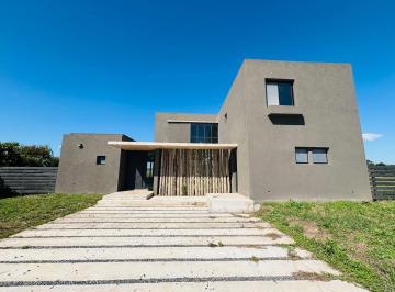 Casa · 220m² · 6 Ambientes · 3 Cocheras · Venta Casa Barrio San Sebastian Area 2 a Estrenar