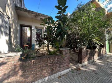Casa · 129m² · 6 Ambientes · Casa a La Venta Multifamiliar Floresta P/ Reciclar