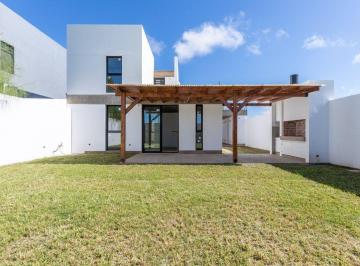 Casa · 142m² · 5 Ambientes · 2 Cocheras · Casa Venta La Plata 3 Dorm. a Estrenar
