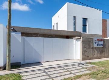 Casa · 142m² · 5 Ambientes · 2 Cocheras · Casa Venta La Plata 3 Dorm. a Estrenar