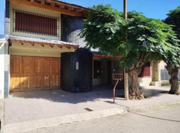 Casa · 210m² · 5 Ambientes · 3 Cocheras · Casa en Venta - 4 Dorm. 2 Baños - Cochera - 240 m² - Tunuyán
