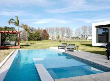 Casa · 340m² · 5 Ambientes · 4 Cocheras · Venta Casa 6 Amb. Haras San Pablo. Financia/permuta