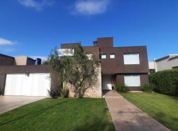 Casa de 7 ambientes, Carrodilla · Estupenda Casa en El B° Villa Atilia, Luján de Cuyo / Mendoza