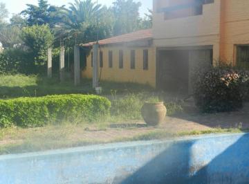 Casa · 210m² · 5 Ambientes · 2 Cocheras · Casa en Venta - 3 Dorm. 2 Baños - 750 m² - La Plata