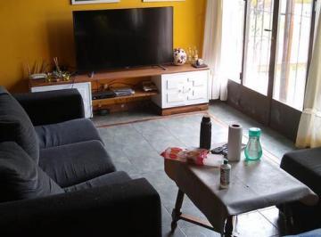 Casa · 400m² · 6 Ambientes · Casa en Venta - 4 Dorm. 3 Baños - 180 m² - City Bell, La Plata