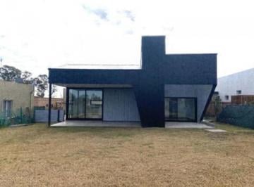 Casa · 140m² · 4 Ambientes · Casa en Venta Santa Elena 3 Dorm. Galería Parrilla Jardín Lote Central