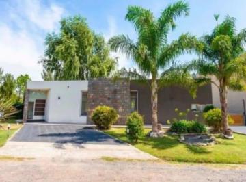 Casa · 155m² · 4 Ambientes · 2 Cocheras · Alquiler de Casa Amoblada en Barrio Malibú - Canning