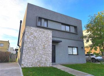 Casa · 124m² · 4 Ambientes · 1 Cochera · Alquiler Casa 4 Ambientes en Barrio El Aljibe - Pilar