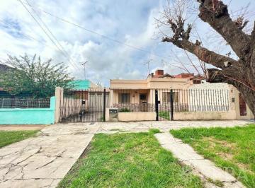 Casa · 77m² · 3 Ambientes · 1 Cochera · Venta Casa 3 Ambientes con Cochera y Patio en Wilde