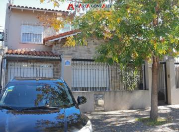 Casa · 220m² · 5 Ambientes · 1 Cochera · Zona Ward, Cinco Ambientes Reciclada a Nuevo con Piscina