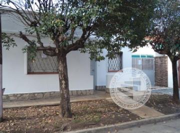 Casa · 80m² · 3 Ambientes · 2 Cocheras · Casa 3 Ambientes con Jardín en Villa Adelina