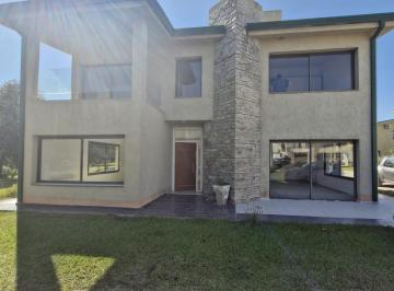 Casa · 246m² · 6 Ambientes · 3 Cocheras · Gran Duplex en La Arbolada Hollywood