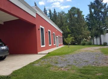 Casa · 330m² · 5 Ambientes · 5 Cocheras · Casa en Venta - 4 Dorm. 3 Baños - 2.100 m² - Arana