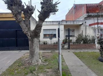 Casa de 5 ambientes, Almirante Brown · Alquiler de Casa en Burzaco. con Quincho y Fondo