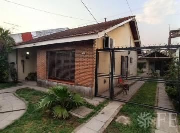 Casa · 137m² · 4 Ambientes · 1 Cochera · Venta Casa 4 Ambientes con Jardín, Cochera y Quincho en Solano