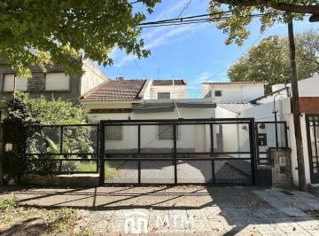 Casa · 247m² · 1 Cochera · Casa en Alquiler Rosario, Alberdi.