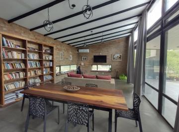 Casa · 245m² · 4 Ambientes · Casa 2 Dorm. en La Granja con Pileta Natación