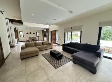Casa · 285m² · 5 Ambientes · 2 Cocheras · Casa en Alquiler Rumenco