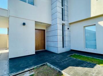 Casa de 12 ambientes, Kilómetro 11 · Se Vende Hermosa Casa en El Barrio Privado Haciendas de La Cruz