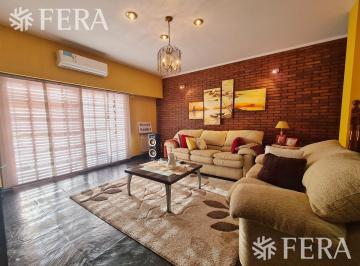 Casa · 335m² · 4 Ambientes · 1 Cochera · Venta de Casa de 4 Ambientes con Cochera, Jardin con Quincho y Piscina