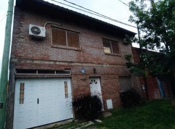 Casa · 143m² · 4 Ambientes · 3 Cocheras · Fisherton Casa Tres Dorm. con Amplio Jardin
