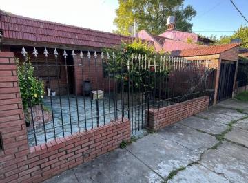Frente · Venta de Casa a Refaccionar con Mucho Potencial!