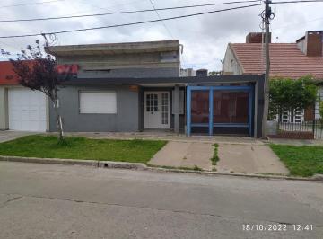 Casa · 180m² · 4 Ambientes · 1 Cochera · Casa de Tres Dorm. con Local! Múltiples Usos