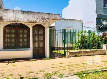 Casa · 117m² · 5 Ambientes · 1 Cochera · Venta Casa Ituzaingo Sur a Reciclar Dos Casas